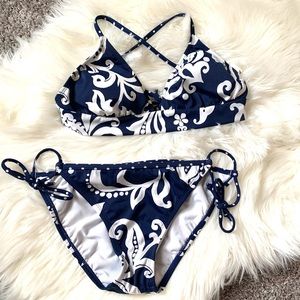 Size Large Roxy Bikini. Crisscross back style